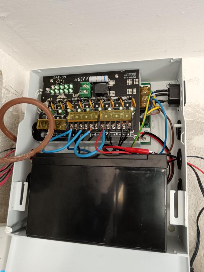 Alimentatore con batteria tampone e cablaggio ordinato all'interno del box impianto