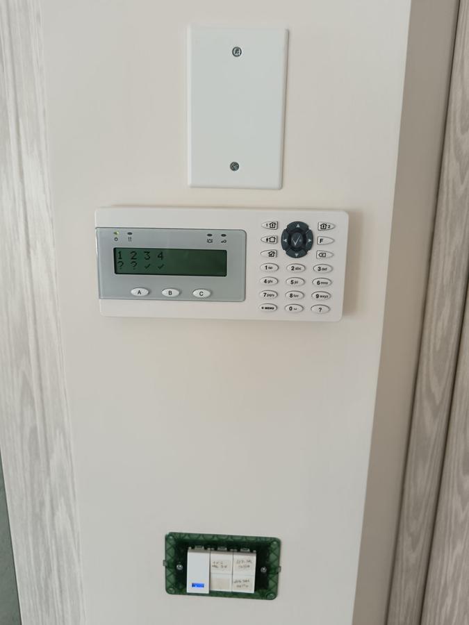 Tastiera di comando dell'impianto antifurto installata all'ingresso di un'abitazione