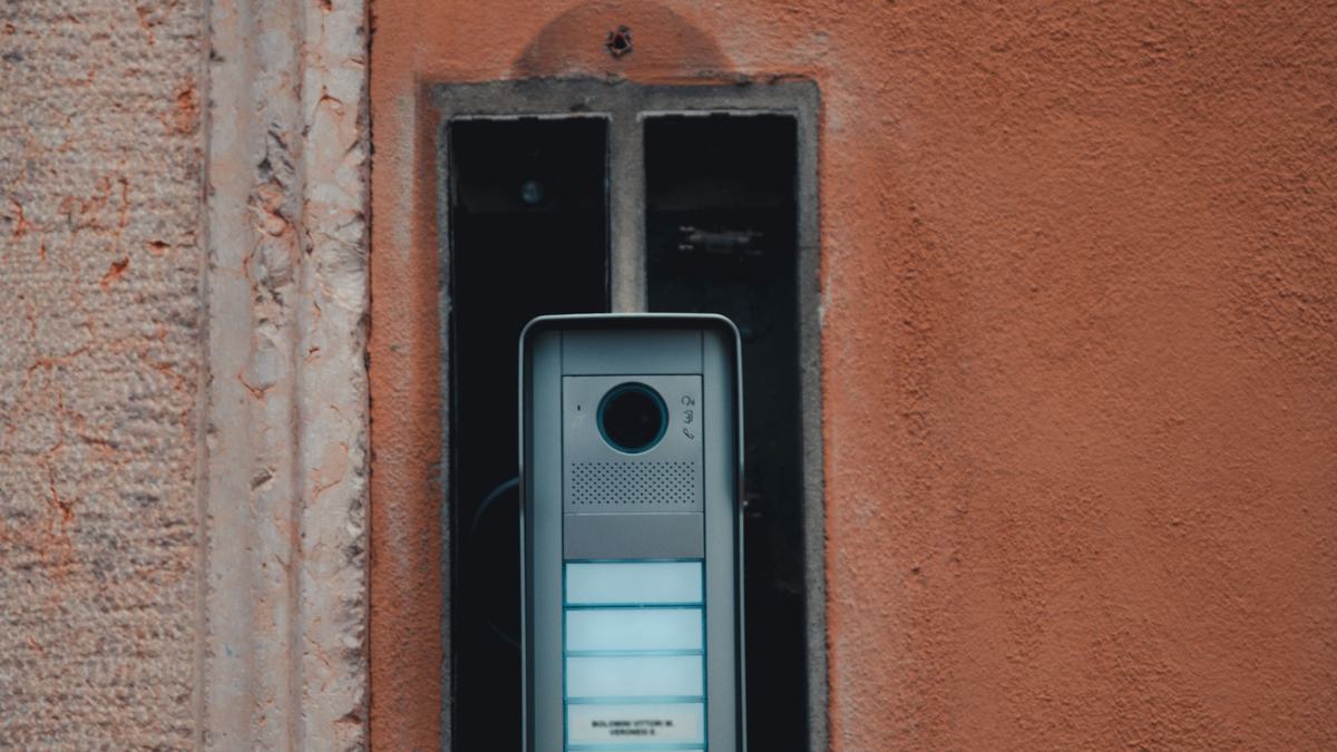 Videocitofono con telecamera e pulsantiera installato all'ingresso di un edificio