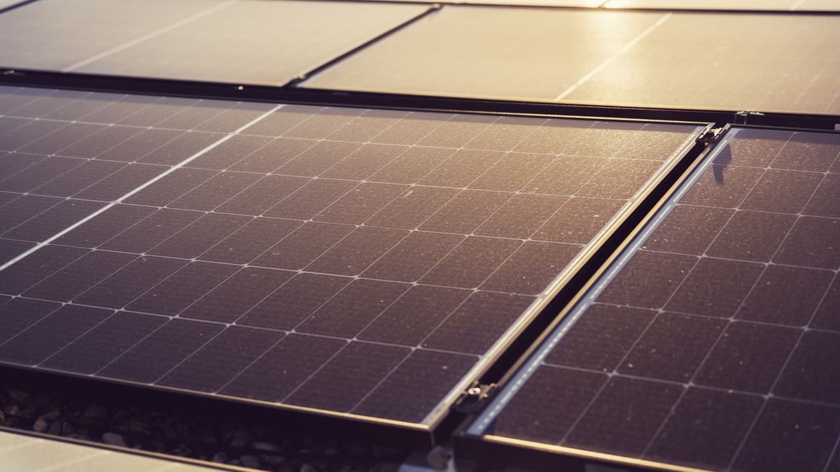 Pannelli fotovoltaici installati in copertura, illuminati dal sole
