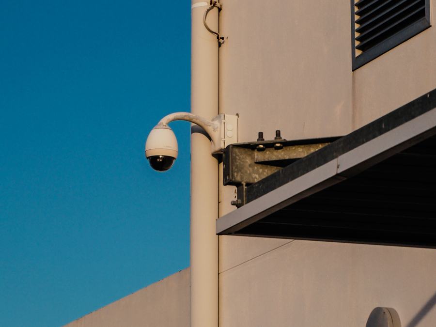 Telecamera a cupola orientabile montata sull'angolo di un edificio